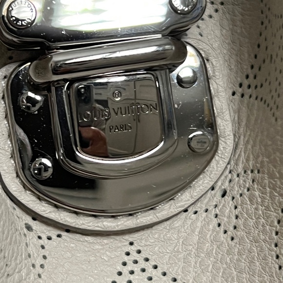 Louis Vuitton blanc ivory Large Mahina - Picture 6 of 10